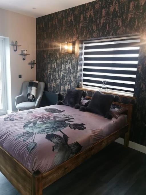 Beautiful Masons Hideaway Studio Apartment Bridgend  Eksteriør bilde
