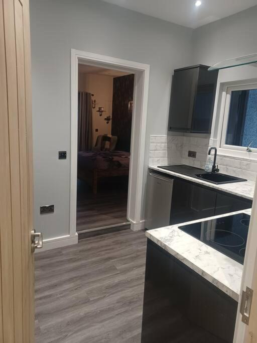 Beautiful Masons Hideaway Studio Apartment Bridgend  Eksteriør bilde