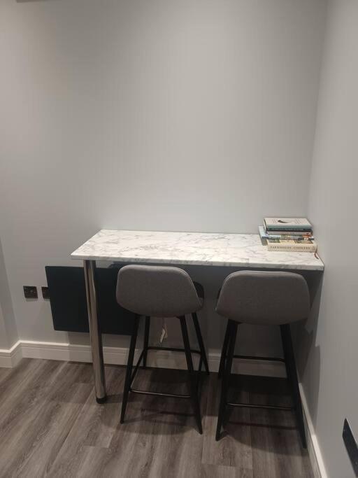 Beautiful Masons Hideaway Studio Apartment Bridgend  Eksteriør bilde
