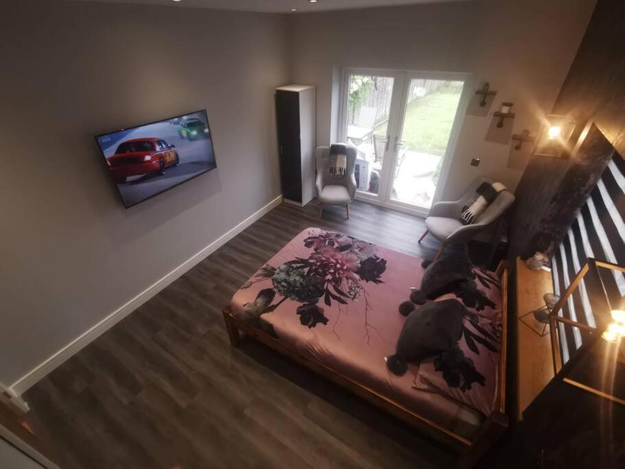 Beautiful Masons Hideaway Studio Apartment Bridgend  Eksteriør bilde